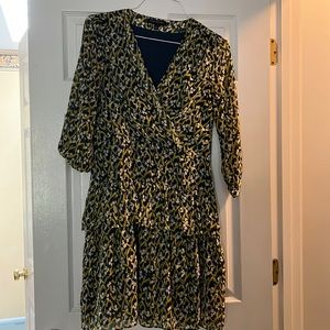 1/2 sleeve dress. V neck with clasp. Ruffle skirt. Side hidden zipper.